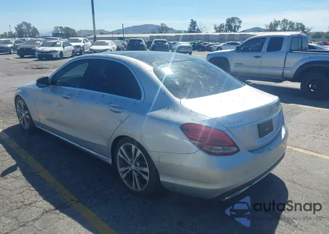 2015 Mercedes-Benz C 300 из США, поврежденный, VIN 55SWF4JB3FU082959